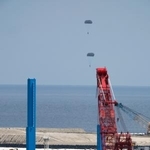 　米海兵隊が沖縄県名護市辺野古沖で実施したパラシュート降下訓練。手前は米軍普天間飛行場の移設に向けた工事が進む大浦湾＝２１日午後