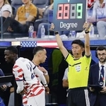 サッカーＷ杯、米国-パラグアイ戦で第４審判を務めた荒木友輔さん＝ロサンゼルス（共同）
