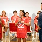 　記者会見に臨んだラクロス女子の（手前左から）中沢こころとねがい。右は父の中沢佑二さん＝２１日、東京都品川区