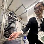 　パナソニック環境エンジニアリングの廃液から金属を回収する装置の実証機と、回収した銅粉末＝２１日午後、大阪府吹田市