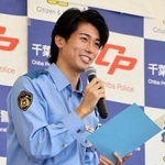 　千葉県警の広報官に就任し、イベントで闇バイトについて話す中村敬斗選手＝２１日午前、千葉県柏市