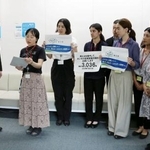 　政府に省エネと再エネの増加を求める要望書を提出する環境保護団体などのメンバー。左から２人目は「ＦｏＥジャパン」の吉田明子さん＝２１日午後、環境省