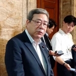 　自民党の鈴木幹事長と会談後、取材に応じる日本維新の会の中司幹事長＝２１日午後、国会