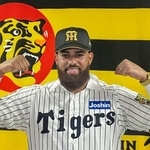 　阪神に入団し、記者会見でポーズをとるガルシア＝２１日、甲子園球場