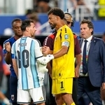 　決勝トーナメント１回戦で延長の末にアルゼンチンに敗れ、メッシ（１０）と健闘をたたえ合うカボベルデのＧＫボジニャ＝３日、マイアミ（共同）