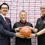 　写真に納まるバスケットボールＢ１川崎の桶谷大監督（中央）＝２１日、川崎市