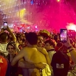　サッカーＷ杯でスペインが優勝し喜ぶマドリードの人たち＝２０日未明（共同）