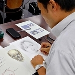 　宮城県警本部で開かれた似顔絵作成の講習会で、頭蓋骨の写真をもとに、似顔絵を描く警察官＝２１日午後