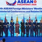 　東南アジア諸国連合（ＡＳＥＡＮ）外相会議の開会式で写真撮影に応じる外相ら＝２１日、フィリピン・マニラ（ＡＰ＝共同）
