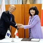 　署名式に出席した片山財務相（右）とアジア開発銀行の神田真人総裁＝２１日午後、財務省