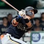 　５回オリックス２死、杉沢が右越えに勝ち越しソロを放つ＝みずほペイペイドーム