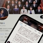 　高市首相が２０日に自身のＸ（旧ツイッター）に投稿した文面（手前）。「就任以来、０時間～３時間睡眠が常態化」などと記されている