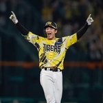 　１１回、サヨナラ二塁打を放ち喜ぶ阪神・高寺＝甲子園