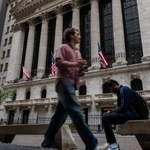 　ニューヨーク証券取引所の前を行き交う人々＝２１日、米ニューヨーク（ゲッティ＝共同）