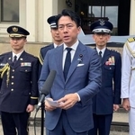 　記者団の取材に応じる小泉防衛相＝２１日、ロンドン（共同）