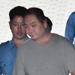 　東京空港署を出る王暁宇容疑者＝２１日