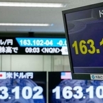 　１ドル＝１６３円台を付けた円相場を示すモニター＝２２日午前、東京都港区の外為どっとコム