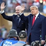 　サッカーＷ杯決勝のスペイン-アルゼンチン戦の表彰式に出席したトランプ米大統領。左はＦＩＦＡのインファンティノ会長＝１９日、ニューヨーク