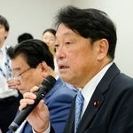 　社会保障国民会議の実務者会議後、記者団の取材に応じる自民党の小野寺税調会長＝２２日午前、国会