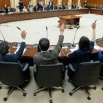 　憲法改正の手続きを定めた国民投票法の改正案を可決した参院憲法審査会＝２２日午前