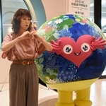 　花博のマスコットキャラクター「トゥンクトゥンク」を意味する手話を考案した湊里香さん＝２２日午前、横浜市