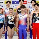 　新ユニホームを着用した（前列右から）体操男子の橋本大輝と岡慎之助、女子の西山実沙と杉原愛子＝２２日、味の素ナショナルトレーニングセンター