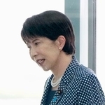　首相官邸に入る高市首相＝２２日午前