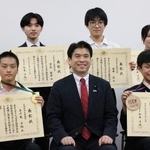 　松本文科相（前列中央）と写真に納まる栗林輝さん（同右）ら＝２２日午後、東京都千代田区