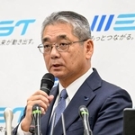 　記者会見するＪＲ西日本の倉坂昇治社長＝２２日午後、大阪市