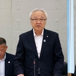 　全国都道府県議会議長会の総会で陳謝する、福岡県議会の蔵内勇夫議長＝２２日午後、東京都千代田区