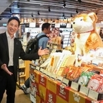 　香港のスーパーマーケットで秋田県の特産品をＰＲする鈴木健太知事＝２２日（共同）