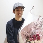 現役最後のレースを終えて帰国し、花束を手に写真に納まるノルディックスキー複合男子の渡部暁斗＝３月、羽田空港