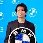 　ＢＭＷの新型ＥＶの発表イベントに登場したサッカー日本代表の中村敬斗選手＝２２日午後、東京都港区