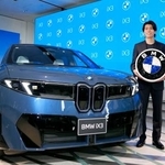　ＢＭＷの新型ＥＶ「ＢＭＷ　ｉＸ３」と写真に納まるサッカー日本代表の中村敬斗選手＝２２日午後、東京都港区