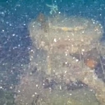 　軽巡洋艦「長良」の調査で、水中ドローンで撮影された、いかりの巻き取り機とみられる物＝２２日、熊本県天草市沖（ベルポート宇土提供）