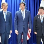 　ルビオ米国務長官（中央）、韓国の趙顕外相（左）と記念写真に納まる茂木外相＝２２日、マニラ（外務省提供、共同）