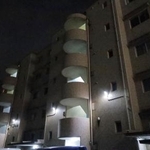 　男女２人の遺体が見つかった集合住宅＝２２日夜、大分市
