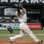 　２回ソフトバンク１死一塁、近藤が右中間に２ランを放つ＝みずほペイペイドーム