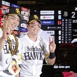 　オリックスに大勝し、ポーズをとるソフトバンクの近藤（左）と栗原＝みずほペイペイドーム