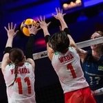 　ブラジル戦でブロックに跳ぶ山田二千華（左）と和田由紀子＝２２日、マカオ（ゲッティ＝共同）