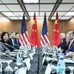 　会談に臨むルビオ米国務長官（右手前）と中国の王毅外相（左手前）＝２２日、マニラ（ロイター＝共同）