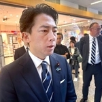 　ＮＡＴＯ本部で記者団の取材に応じる小泉防衛相＝２２日、ブリュッセル（共同）