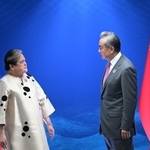 　会談に臨むフィリピンのラザロ外相（左）と中国の王毅外相＝２２日、マニラ（ＡＰ＝共同）