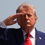 　トランプ米大統領＝２２日、デラウェア州ドーバー空軍基地（ＡＰ＝共同）