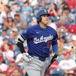 　フィリーズ戦の１回、一直に倒れたドジャース・大谷＝フィラデルフィア（共同）