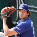　ブルペンで投球練習するドジャース・大谷＝フィラデルフィア（共同）