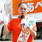 　演説する阿部守一氏＝２３日午前、ＪＲ長野駅前