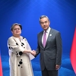 　中国の王毅外相（右）と握手するフィリピンのラザロ外相＝２２日、マニラ（ＡＰ＝共同）