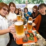 　札幌市中心部の大通公園で始まった「さっぽろ大通ビアガーデン」でビールを楽しむ人たち＝２３日午後