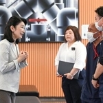 　集団検診の会場を視察し、医療関係者と話される秋篠宮妃紀子さま＝２３日午前、石川県輪島市（代表撮影）